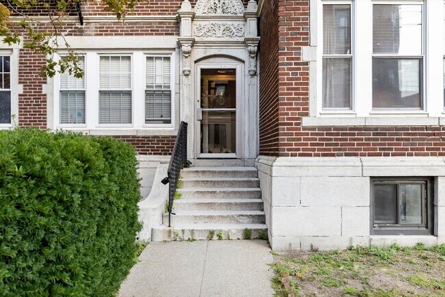 Building Photo - 32 Reedsdale St