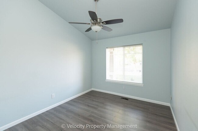 Building Photo - Light & Bright Single Level Home!