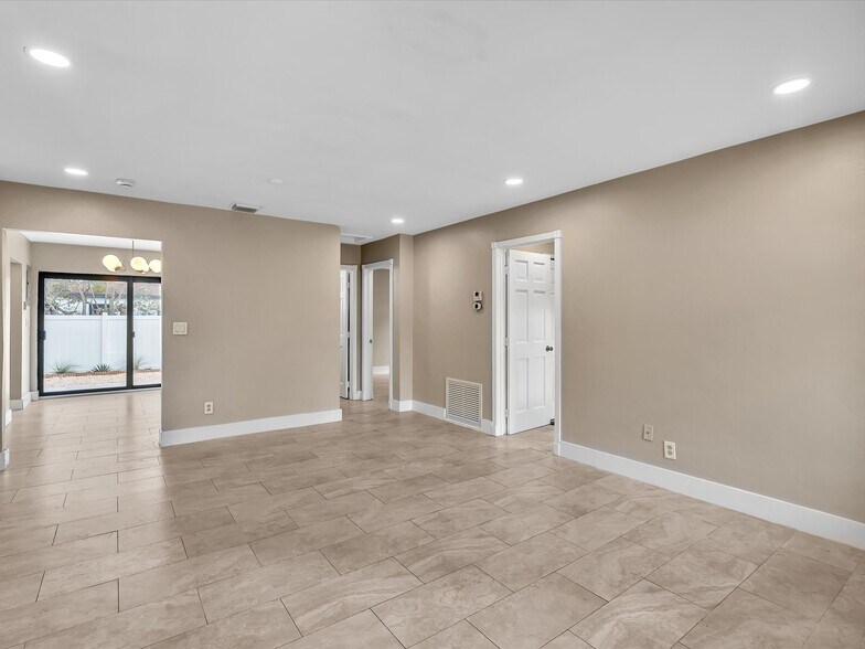 Split bedroom floor plan - 5408 NE 3rd Ter