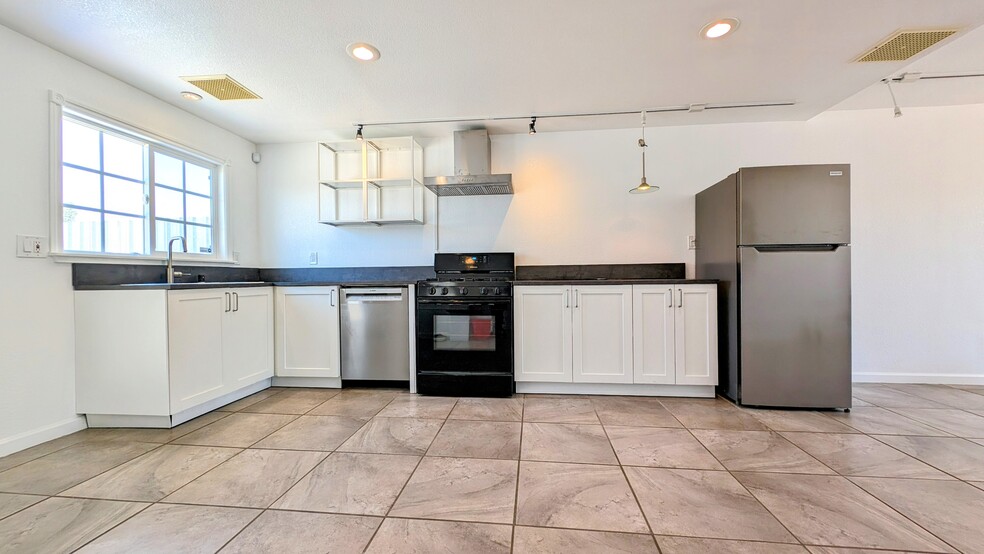 Building Photo - 72404 Cactus Dr