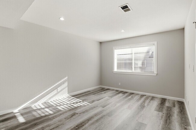 Building Photo - Renovated Los Gatos Townhome