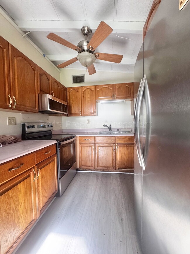 Building Photo - 627 E Warner St