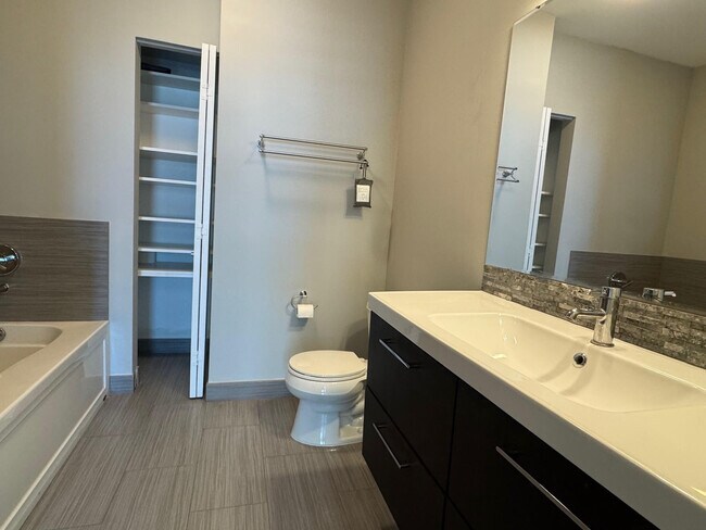 Building Photo - 313 NE 2nd St