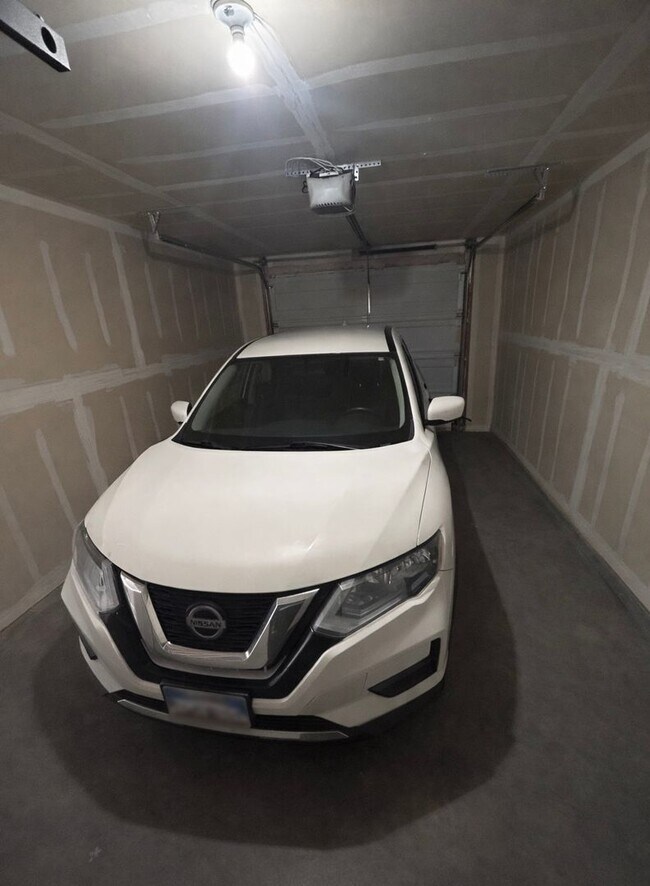 Building Photo - Gorgeous Townhome!!!