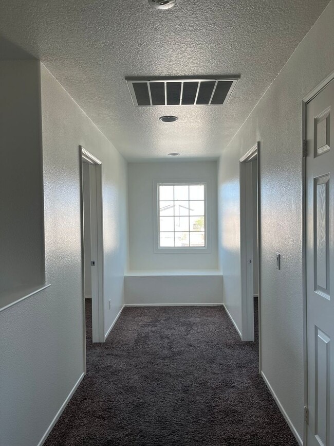 Building Photo - Spacious 5-bedroom, 3-bathroom home in Ade...