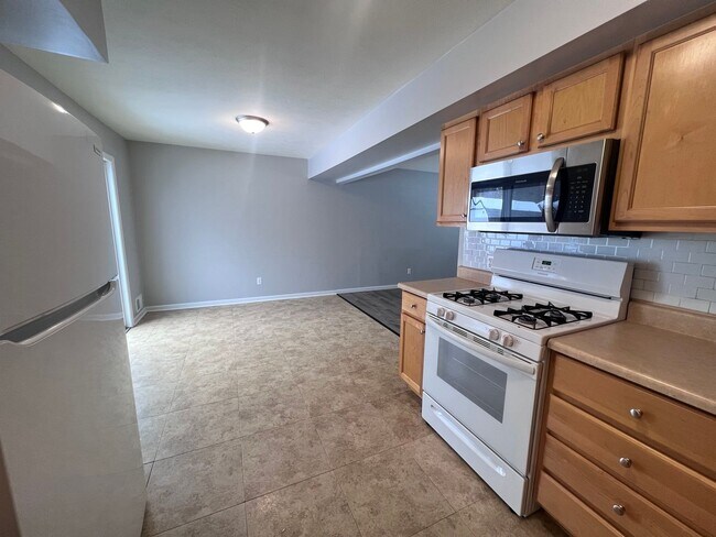 Building Photo - Updated 2 Bedroom Side by Side Duplex!