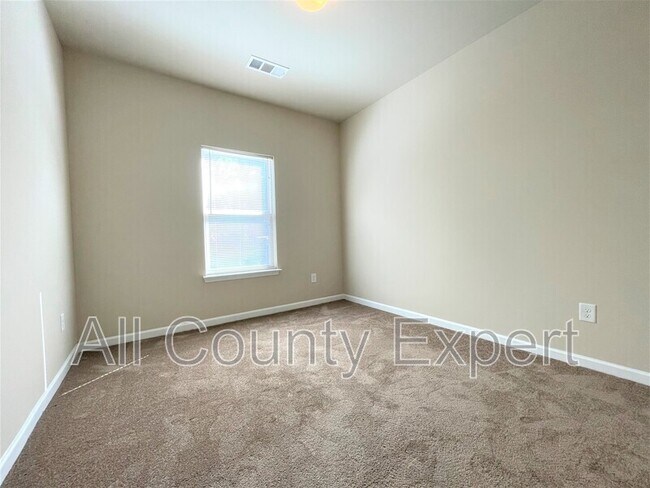 Building Photo - 599 Oakside Pl