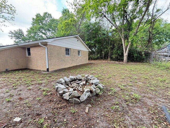 Building Photo - Fully Updated Home in Charleston