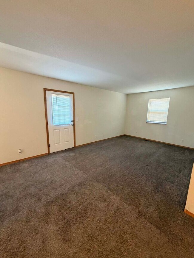 Building Photo - Nice 2 bedroom 1 bath apartment in Joplin, MO - Near MSSU! (Downstairs Unit )