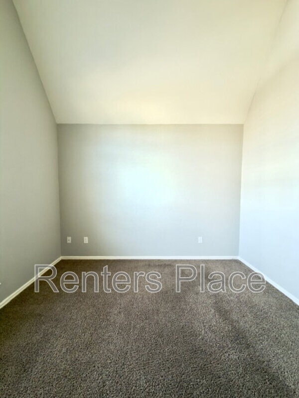 Building Photo - 2012 E 133rd Ct S