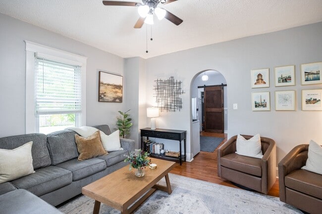 Building Photo - Quaint 2 Bedroom 1 Bath Home in Forest Hil...