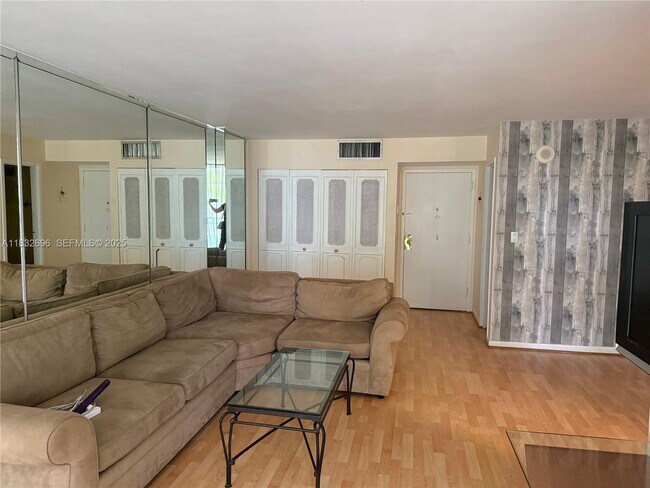 Building Photo - 17021 N Bay Rd