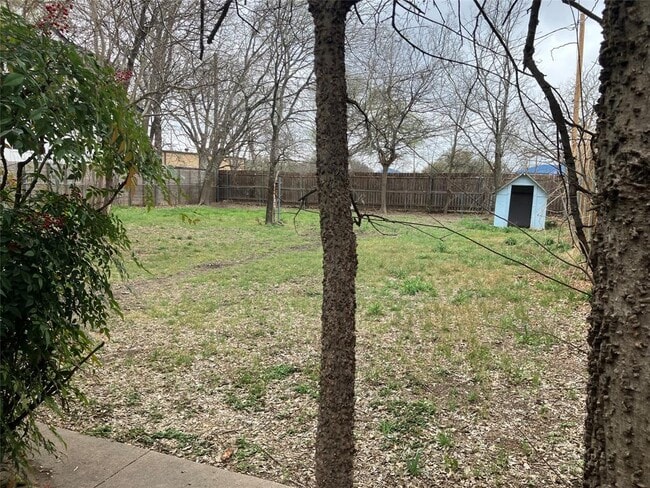 Building Photo - 611 Clifford Dr