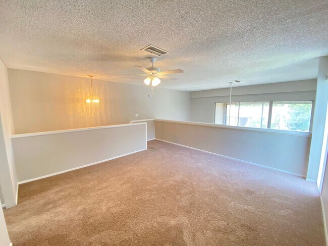 Building Photo - SANDY COVE CONDO - 1BR/1BA WITH BALCONY