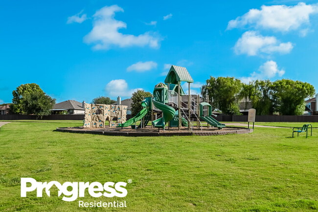 Building Photo - 2843 Red Oak Dr