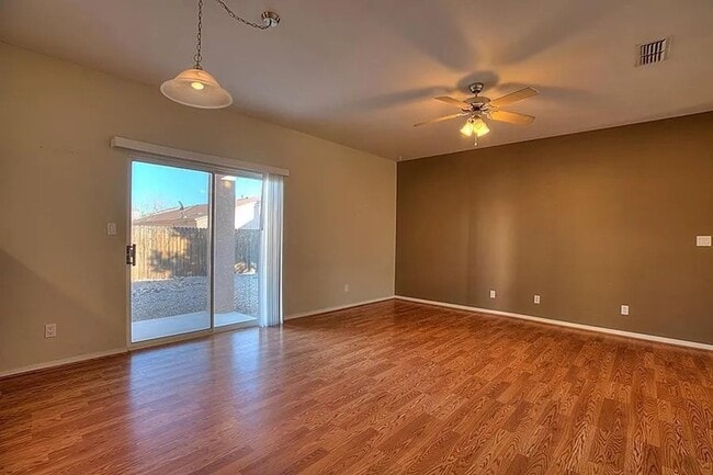 Building Photo - 3 bed 2 bath single level home