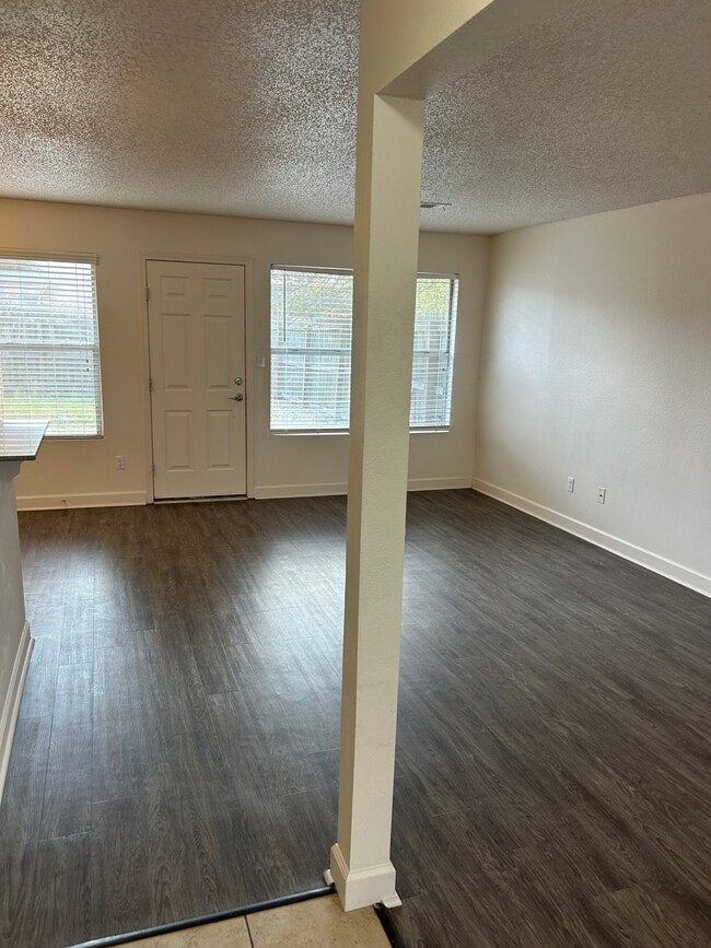 Building Photo - 67 Voda Ct