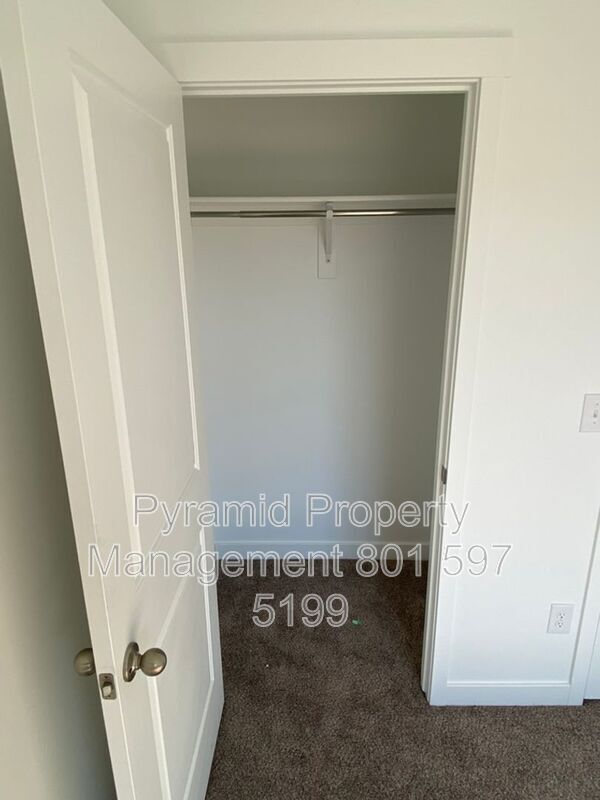 Building Photo - 557 Winding River Ave