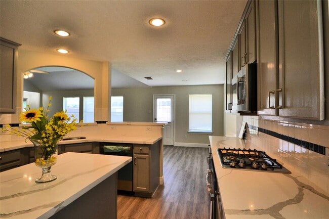 Building Photo - 12118 Green Trails Dr