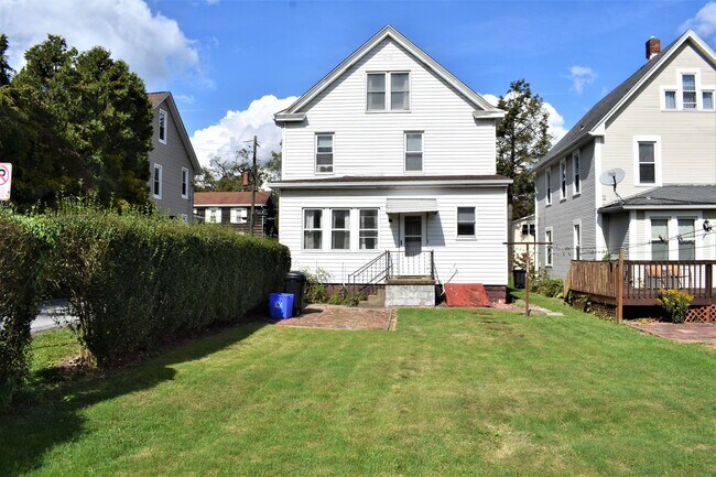 Building Photo - 542 Oak St