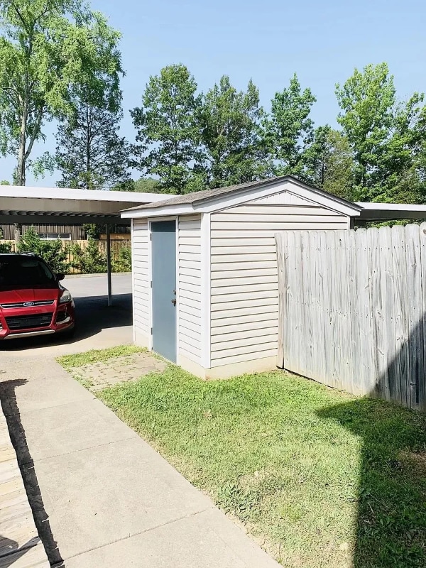 Building Photo - 903 Seven Oaks Blvd