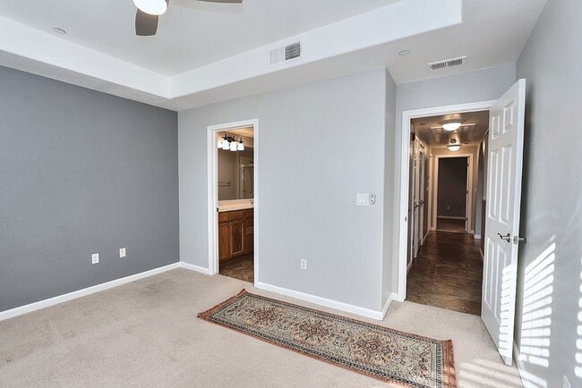 Building Photo - Beautiful Condo in Gated Community for Rent!