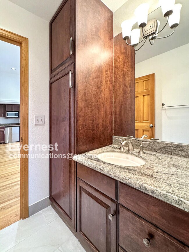 Building Photo - 990 Utica Cir