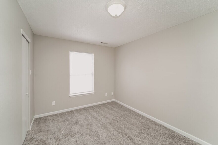 Building Photo - 822 Littleton Dr