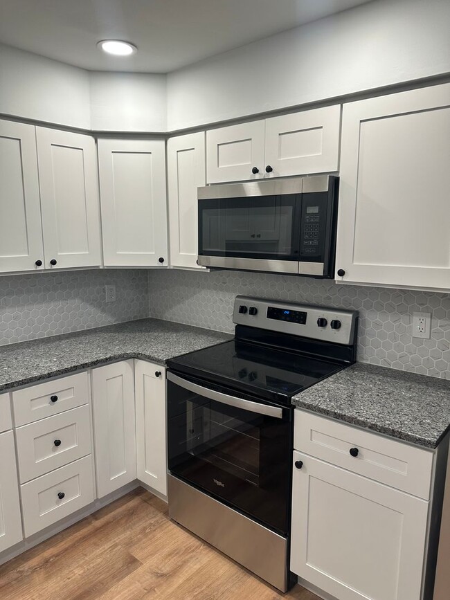 Building Photo - renovated 2-story Crestwood Condo! Situated in this great community is this wonderful 2-bedroom 1...