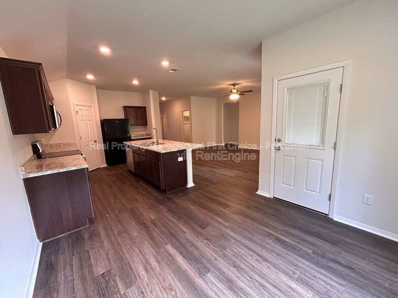 Building Photo - 10640 Cedar Wy