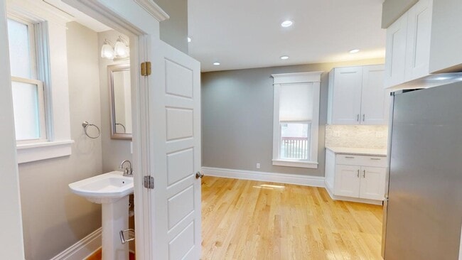 Building Photo - 5 BEDROOMS + 2.5 BATHROOMS + 3 FREE OFF-STREET Parking Spaces SINGLE FAMILY HOUSE!  Available Aug...