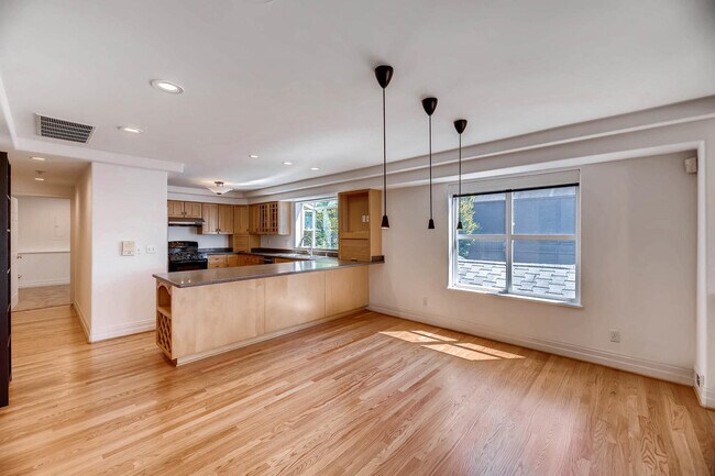 Building Photo - Queen Anne Home