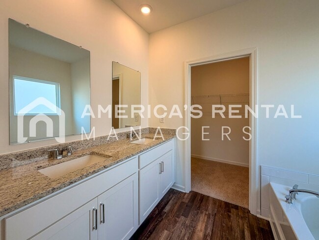 Building Photo - Modern Two Story Living in Doss Ferry - Available NOW!!