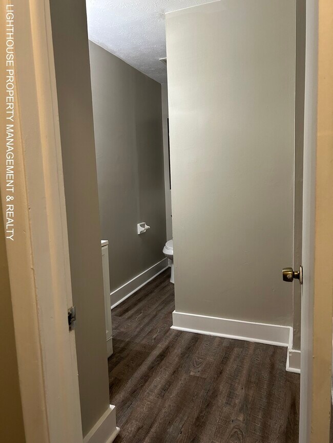 Building Photo - Spacious 4 Bed/2 Bath Home with HUGE Fence...