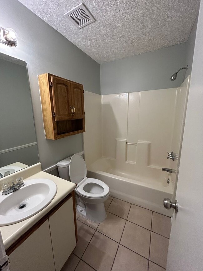 Building Photo - Adorable 3-bed 2-bath Home in Established ...