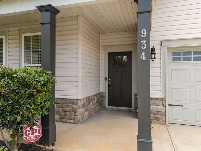Building Photo - Beautiful 4 BR, 2 BA Home, 2 Car Garage wi...