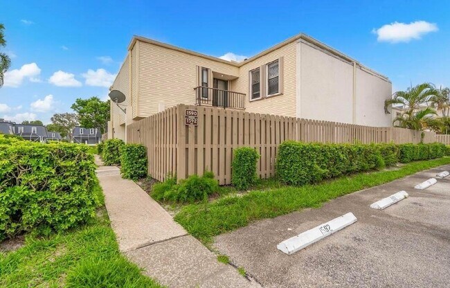 Building Photo - 1590 Shaker Cir