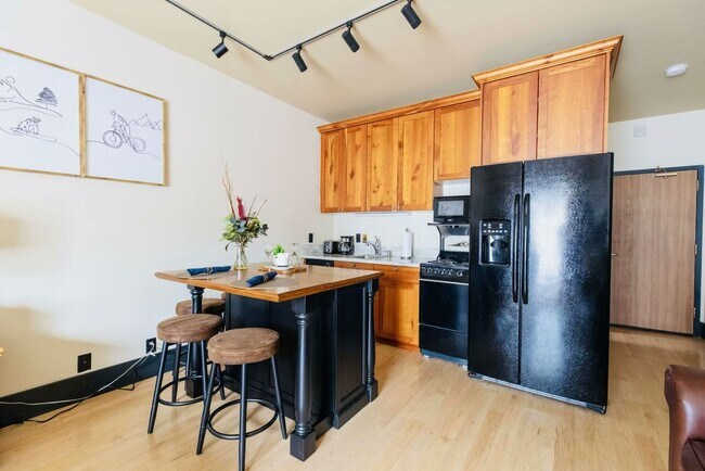 Building Photo - Furnished Park City Studio Available for Rent