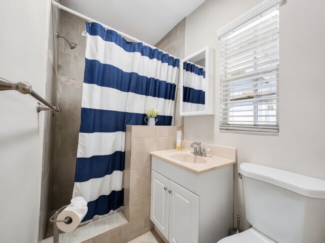 Building Photo - Discover the perfect Naples Park rental just minutes from the beach.