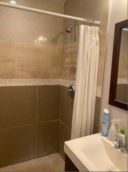 Building Photo - 44 Mozart St