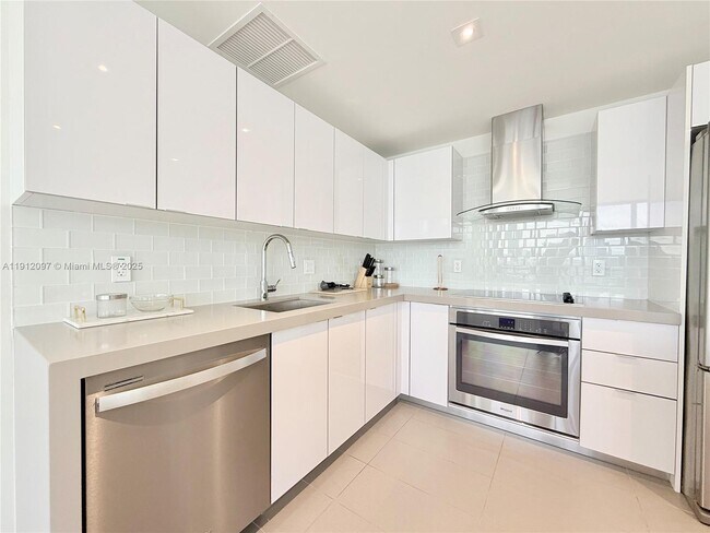 Building Photo - 1600 NE 1st Ave