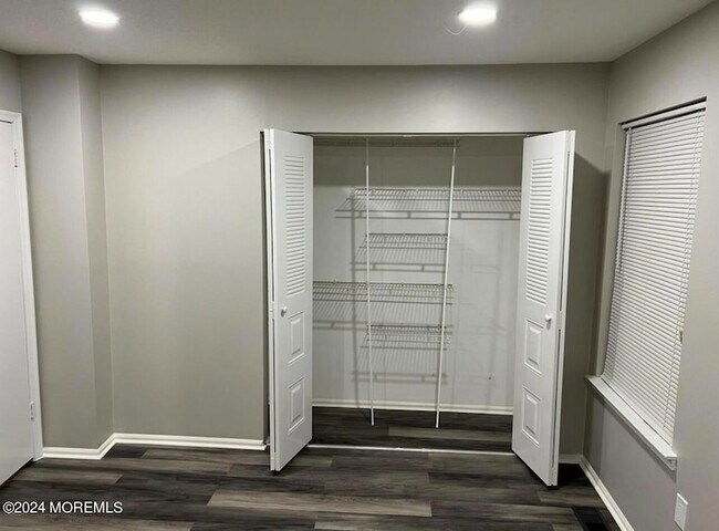 Building Photo - 254 Bromley Pl
