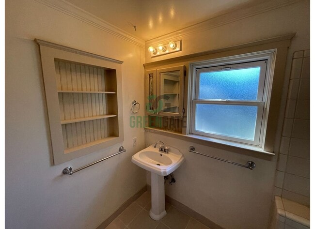 Building Photo - Reduced Rent -3 BEDROOM 1 BATH HOME IN MODESTO!!