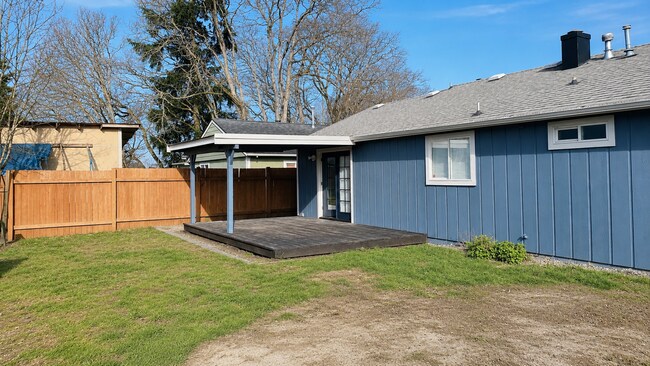 Building Photo - Renovated 3-Bedroom Home with Fenced Yard, Fireplace & In-Unit Laundry