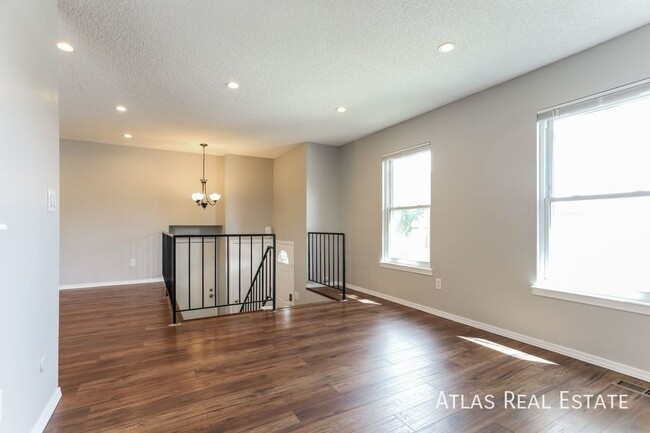 Building Photo - Stunning 3-Bedroom Home in Aurora – Your P...