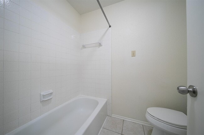 Building Photo - 2838 Colony Dr