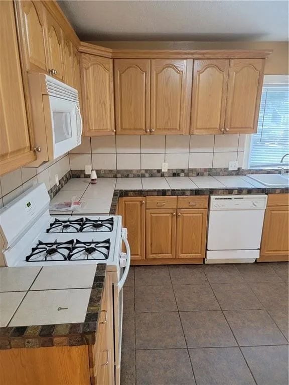 Building Photo - 3 Bedroom / 1 Bathroom Home in a Central Des Moines Location!