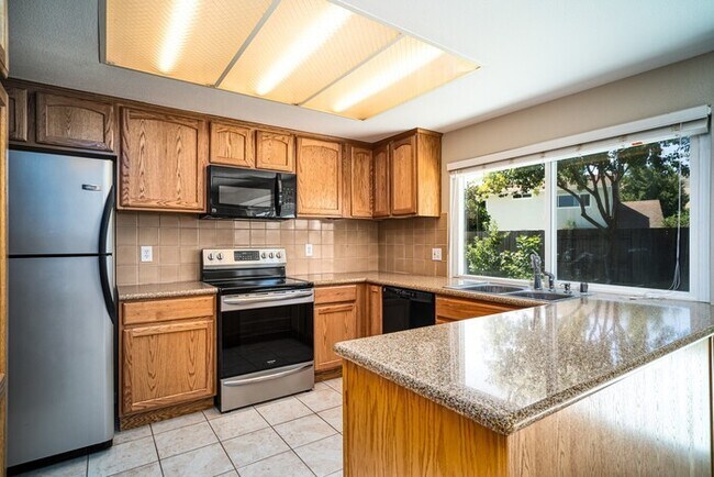 Building Photo - AVAILABLE NOW - 3Bed/2Bath Home for rent i...