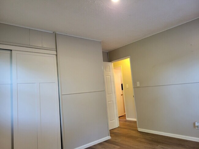Building Photo - Sweet Home — 3 Bedroom with Garage & Stainless Steel Appliances