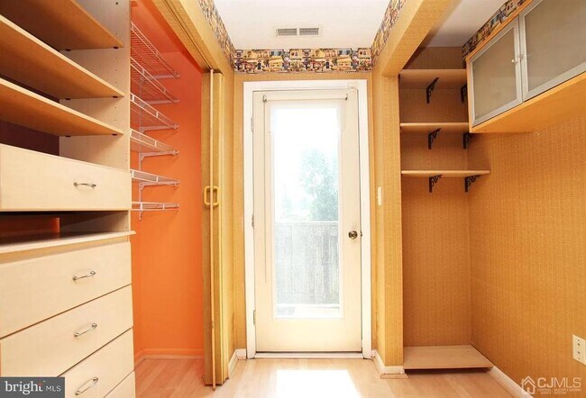 Building Photo - 818 Ravens Crest Dr